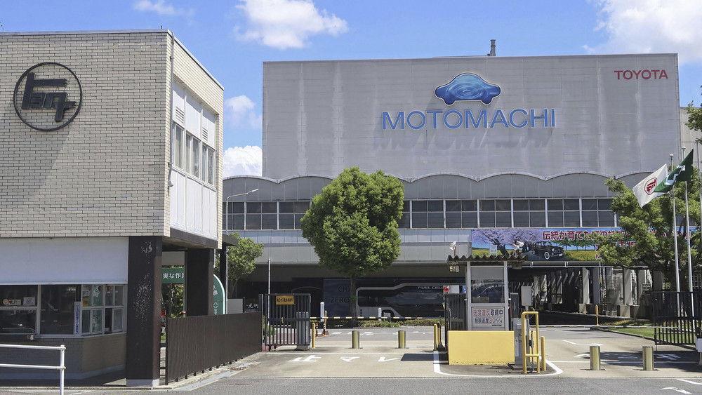 Das Tor des Motomachi-Werks von Toyota ist in Toyota in Zentraljapan zu sehen. Alle 28 Fahrzeugmontagelinien in Toyotas 14 Autowerken in Japan wurden awegen eines Problems im Computersystem, das die eingehenden Autoteile verarbeitet, heruntergefahren.