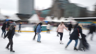 Saisoneröffnung auf der Henkell-Kunsteisbahn in Wiesbaden