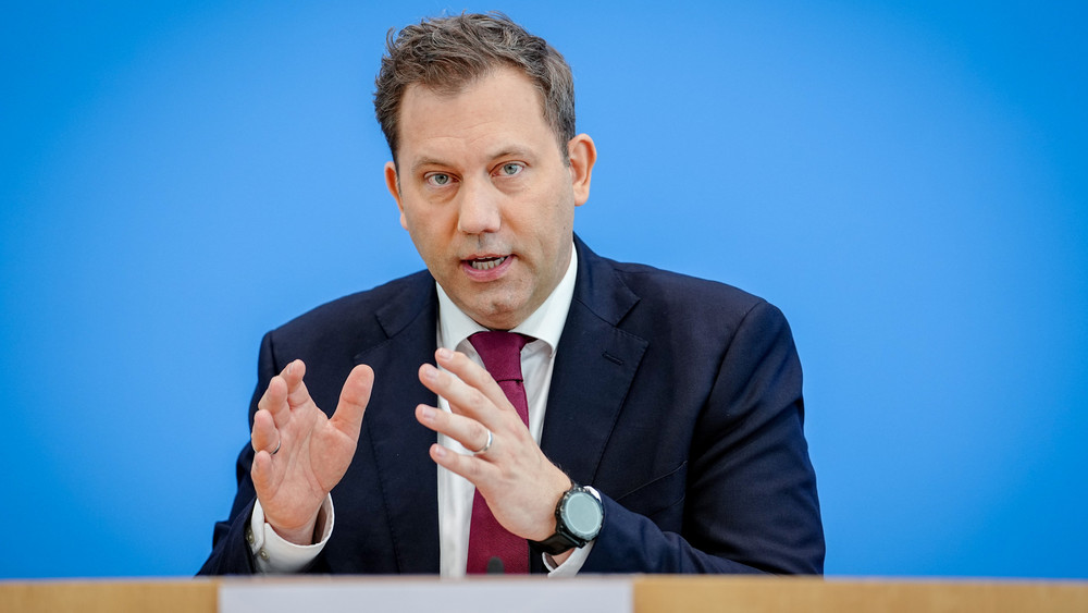 Finanzminister Lars Klingbeil hat seinen Haushaltsentwurf in Berlin präsentiert. 