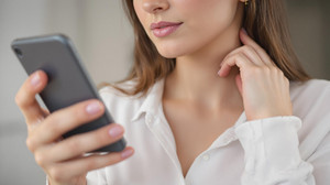 Warum Smartphones Handy Nackenschmerzen verursachen Übungen für Rücken