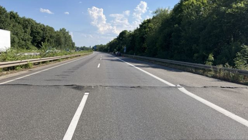 Etwa 20 Zentimeter hat sich auf der A5 die Fahrbahndecke angehoben. 