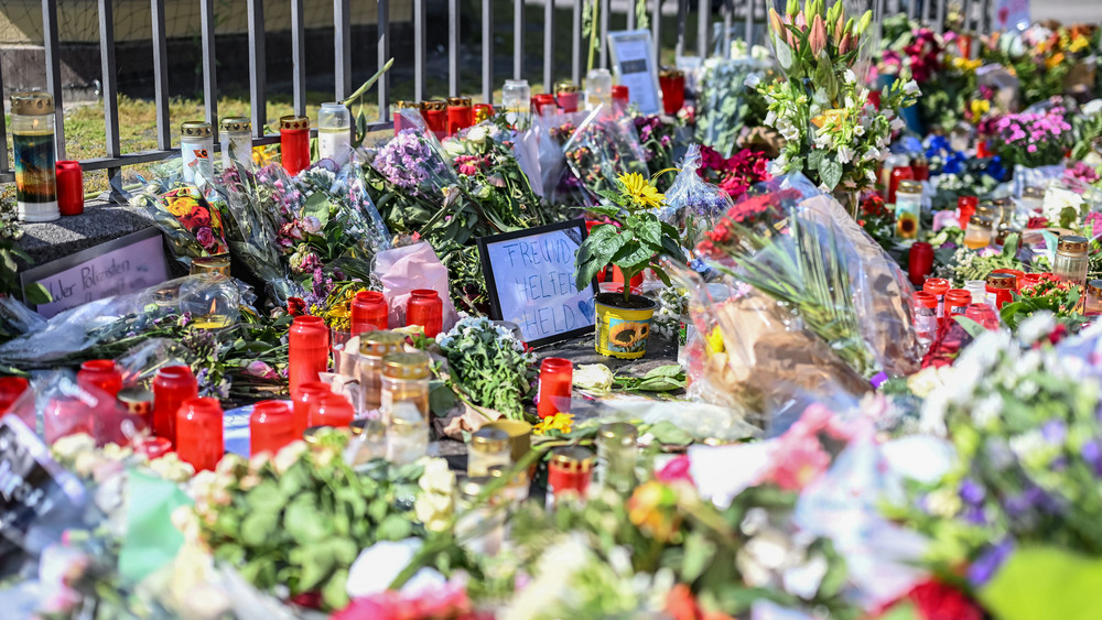 Ein Blumenmeer auf dem Mannheimer Marktplatz nach der tödlichen Messerattacke auf den Polizisten Rouven Laur