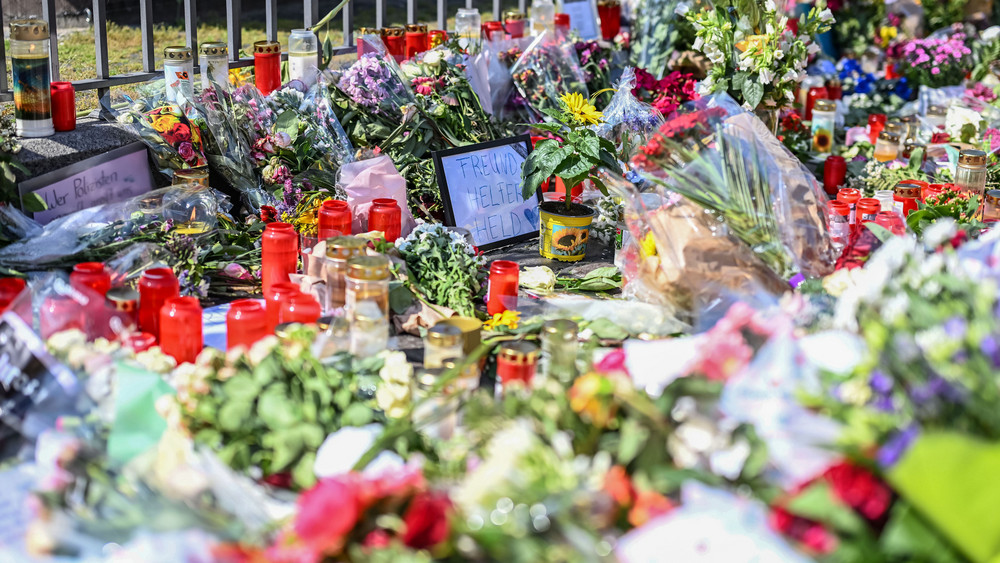 Blumen und Kerzen liegen auf dem Marktplatz in Mannheim zum Gedenken den getöteten Polizisten (Archivbild).