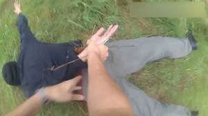 Plattes Gras verrät Strom-Saboteur - Bodycam filmt Festnahme