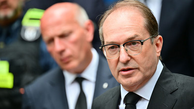 Dobrindt spricht von Terroranschlag - Verdächtiger flüchtig