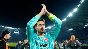 Verabschiedung vor CL-Spiel: Trapp von den Eintracht-Fans gefeiert
