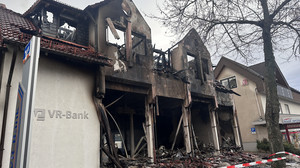 Nach Geldautomatensprengung in Eiterfeld: Bankfiliale steht in Flammen
