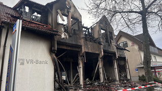 Nach Geldautomatensprengung in Eiterfeld: Bankfiliale steht in Flammen
