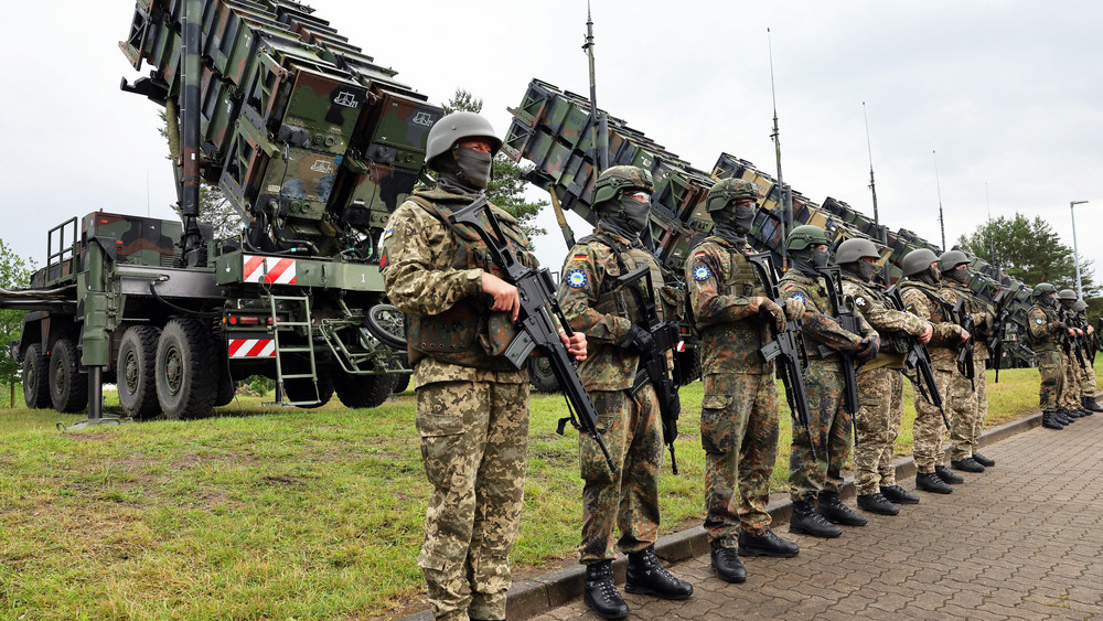 Deutsche und ukrainische Soldaten stehen beim Besuch des ukrainischen Präsidenten Selenskyj auf einem Truppenübungsplatz vor Flugabwehrraketensystemen.