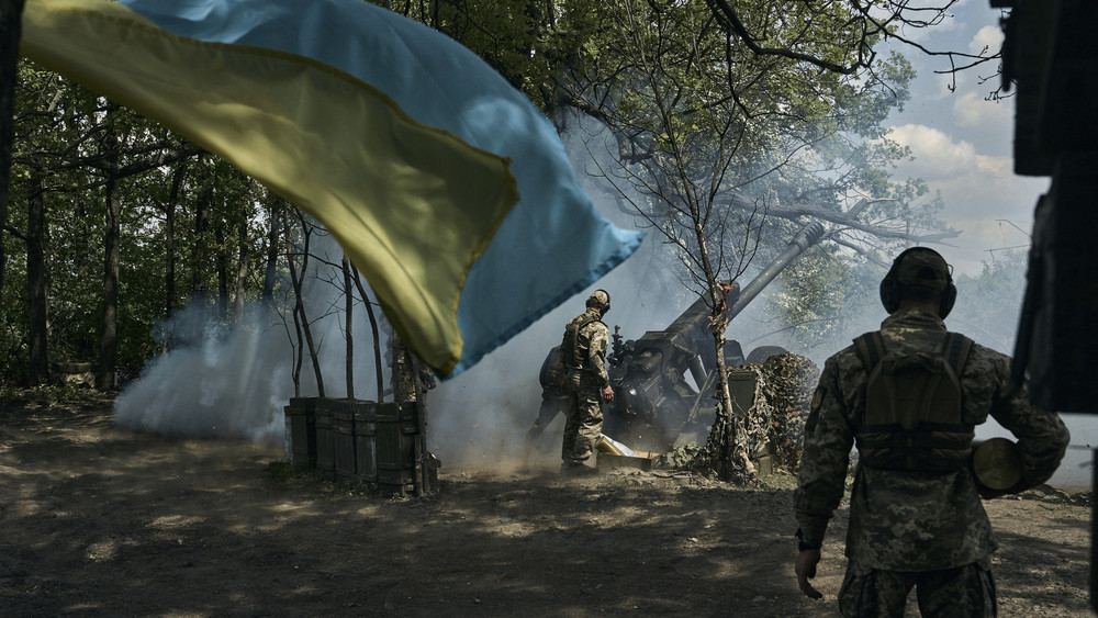 Ukrainische Soldaten feuern eine Kanone in der Nähe von Bachmut in der Region Donezk ab. (Archivbild)