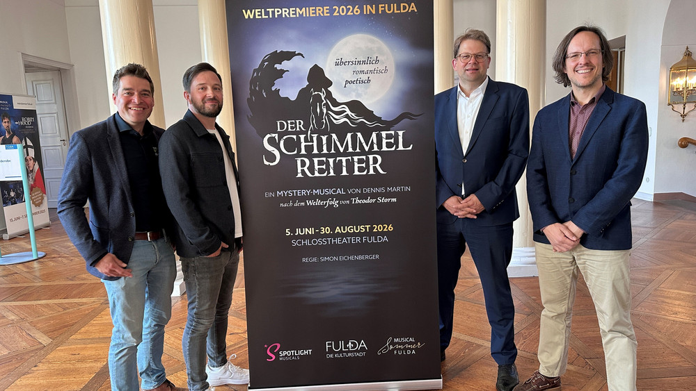 Es gibt ein neues Musical made in Fulda: "Der Schimmelreiter" wird nächstes Jahr Weltpremiere feiern (von links: Dominik Höhl, Leiter des Amts für Tourismus und Marketingmanagement, Komponist Dennis Martin, Fuldas Oberbürgermeister Dr. Heiko Wingenfeld, Peter Scholz, Geschäftsführer von Spotlight Musicals). 