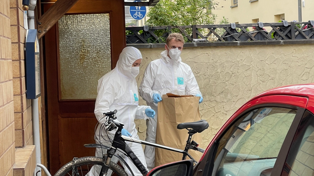 Ermittler suchen nach den tödlichen Schüssen in einer Gaststätte in Frankfurt-Nieder-Eschbach nach Spuren. 