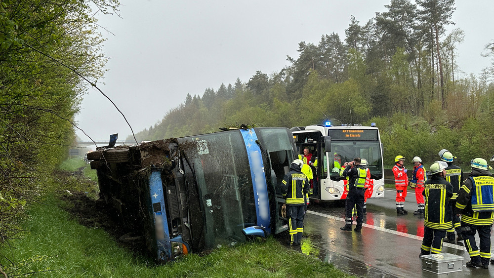 Bei einem Busunfall in NRW werden mehrere Jugendliche aus Marburg verletzt.