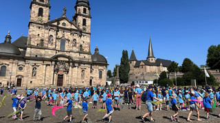 1.500 Grundschulkinder singen auf dem Domplatz in Fulda