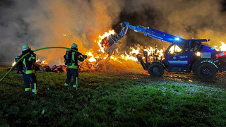 Strohballenbrand in Borken-Großenenglis & Waldkappel-Kirchhosbach