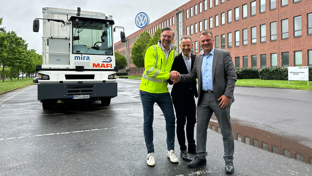 Werkleiter Ingo Spengler (von links), Logistikleiter Uwe Schmitz und Baunatals Bürgermeister Henry Richter.