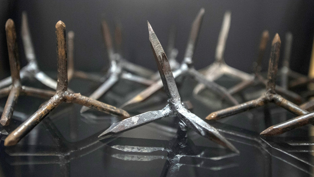 "Krähenfüsse" zum Zerstechen von Autoreifen sind im Kriminalmuseum des Polizeipräsidiums Frankfurt ausgestellt