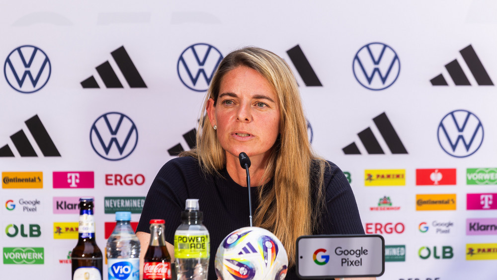 Die Hessin Nia Künzer bleibt Sportdirektorin beim DFB.