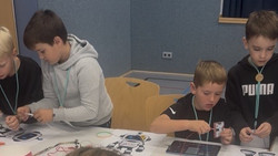 Grundschulkinder programmieren eigene Roboter