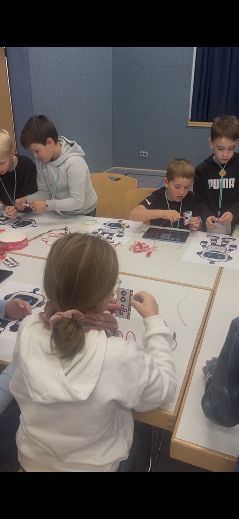 Grundschulkinder programmieren eigene Roboter