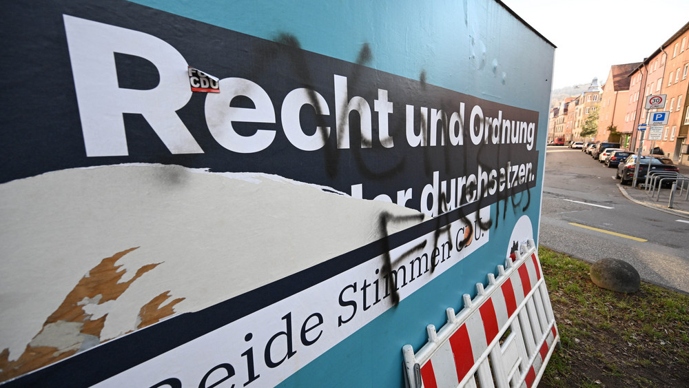 Alle Parteien im Bundestag leiden unter Beschmierungen und Beschädigungen ihrer Wahlplakate. (Archivbild)