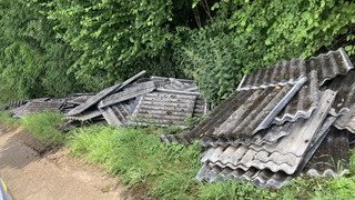 Umwelt-Sünde bei Maintal: Vier Tonnen Asbest an Feldweg entsorgt