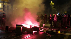 Leipziger Osten: Demonstranten zünden Barrikade an