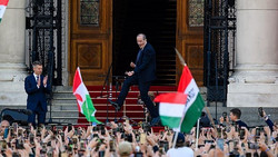 Ungarns designierter Gesundheitsminister Hegedűs tanzt bei Feier für Magyar
