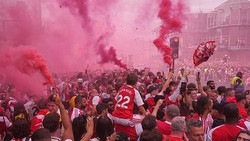 Arsenal-Fans füllen Londons Straßen bei Meisterparade
