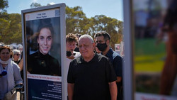 Eine einminütige Sirene ertönt in Tel Aviv zum Jahrestag des siebten Oktober