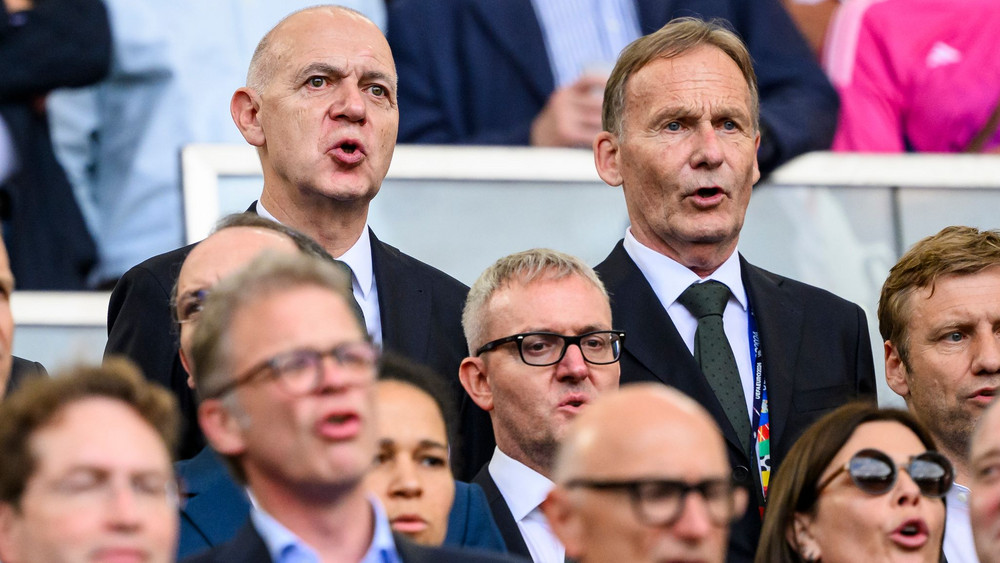 DFB-Präsident Bernd Neuendorf (l) und Hans-Joachim Watzke waren nach New York geflogen, um den Klopp-Deal fix zu machen. (Archivbild)