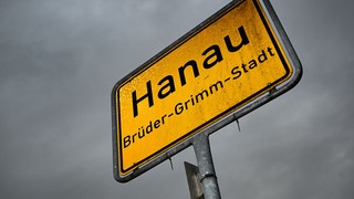 Betrunkener landet in Hanau mit Auto im Schwanenbrunnen