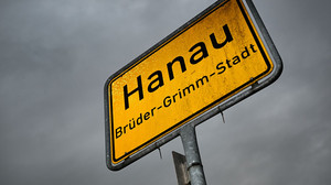 Betrunkener landet in Hanau mit Auto im Schwanenbrunnen