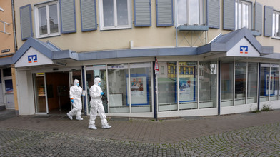 Polizeieinsatz in Bank beendet - Fahndung nach Tätern läuft