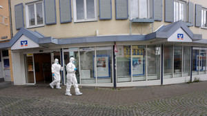 Polizeieinsatz in Bank beendet - Fahndung nach Tätern läuft