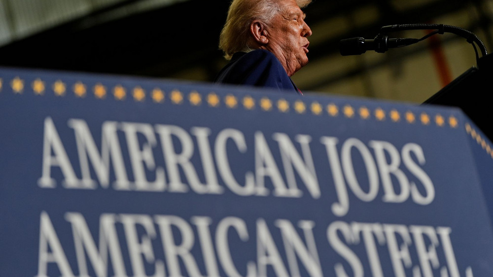 US-Präsident Trump besucht Stahlwerk