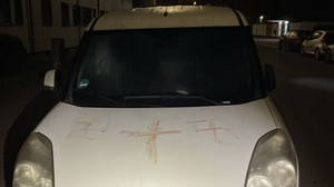 Gruselige Entdeckung in Hanau: Fast 50 Autos mit Blut beschmiert