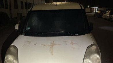 Gruselige Entdeckung in Hanau: Fast 50 Autos mit Blut beschmiert