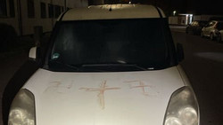 Gruselige Entdeckung in Hanau: Fast 50 Autos mit Blut beschmiert