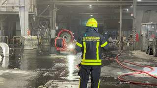 Millionenschaden bei Brand in Entsorgungsbetrieb in Frankfurt