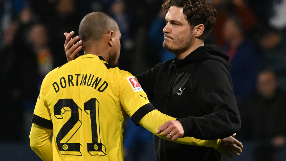 Dortmunds Trainer Edin Terzic tröstet Donyell Malen nach der Partie. 
