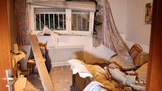 Trümmerteile im Schlafzimmer: Auto fährt bei Hoffenheim in Hauswand