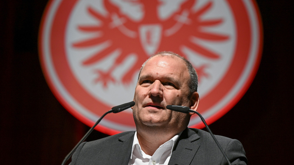 Der Präsident von Eintracht Frankfurt, Mathias Beck, hat sich für die Unterstützung einer Anzeigenkampagne gegen ein Windkraftprojekt im osthessischen Bad Orb entschuldigt.