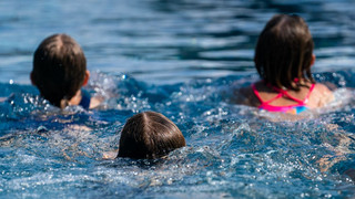 Grundschulkinder in Nidda lernen Schwimmen - dank aktiver Lehrerschaft