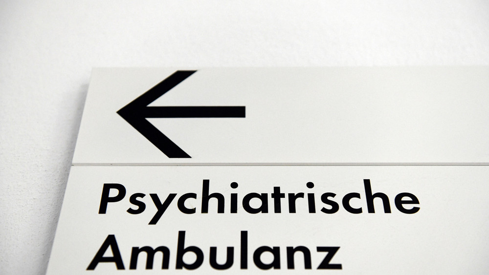 Schild weist auf die Station "Psychiatrische Ambulanz" hin