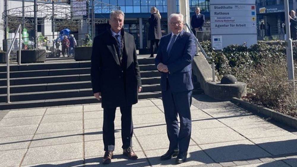 Bundespräsident Steinmeier (l.) ist in Stadtallendorf angekommen.