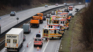 Auffahrunfall auf der A7: Acht Menschen leicht verletzt