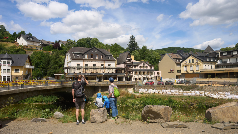 Mehr als zwei Jahre nach der verheerenden Flut kommt der Tourismus im Ahrtal wieder ins Rollen: Eine Familie steht an einer Brücke in Altenahr.