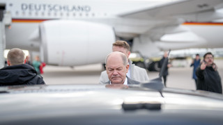 "Kanzler-Kuschler" angeklagt: Er umarmte Scholz am Flughafen Frankfurt