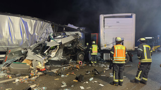 Drei LKW zertrümmert bei Unfall auf der A5 kurz hinter Friedberg